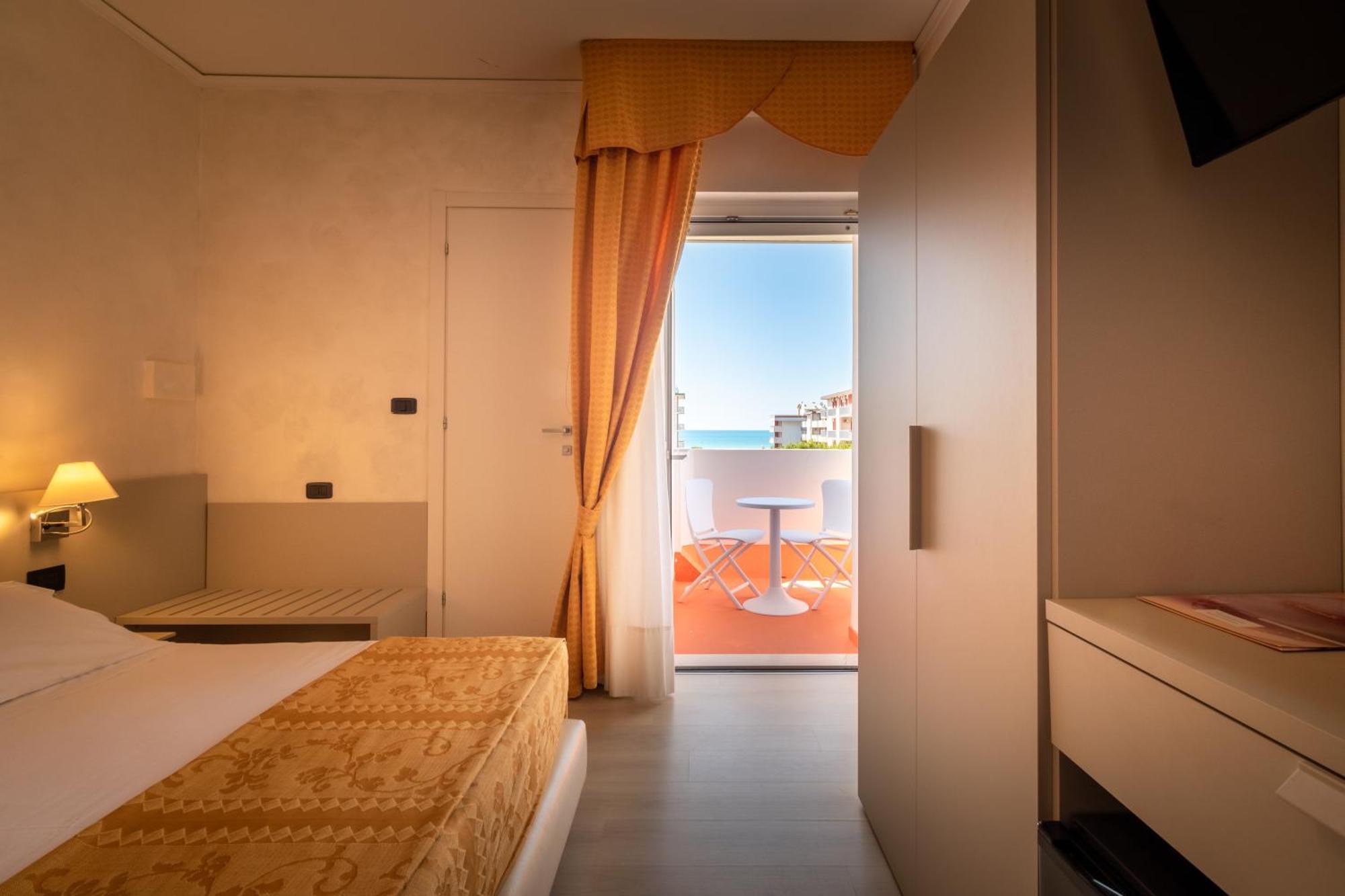 Continental B&B City Hotel Bibione Habitación foto
